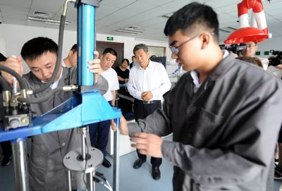 商鋪門前停車位權屬之爭 新技術研發(fā)能否破解城市管理難題？